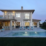 Casas de fim de semana: Mansão moderna de design com piscina em Lagoa