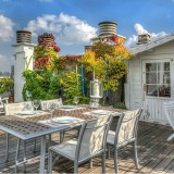 Uma casa de campo no cimo de um edifício centenário com vistas para a Torre Eiffel