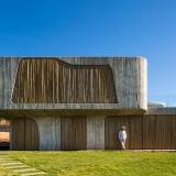 O brutalismo de betão e a delicadeza do bambu “juntos” numa incrível villa em Ibiza 