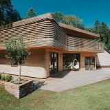 A espetacular casa de madeira que um designer mobiliário construiu com as próprias mãos