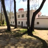 Marinheiro em terra: Assim se vive num barco “atracado” no meio da montanha 