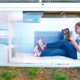 Uma menina de 10 anos construiu uma minicasa portátil e com energia solar por... 10 dólares 