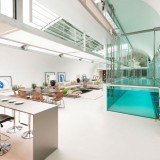 Uma espetacular mansão em Londres com piscina envidraçada e teto retrátil na sala