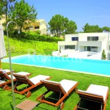 Casas de fim de semana: O privilégio de acordar e mergulhar na piscina em Troia