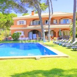 Casas de fim de semana: Uma vivenda de sonho com piscina e “à porta” da praia em Troia