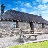 Detestas o calor e as aglomerações do verão? Esta aldeia isolada na Escócia está à venda... 