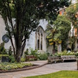 Uma igreja em ruínas transformada num surpreendente jardim em Londres 