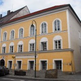 Hitler nasceu nesta casa que vai ser remodelada para acolher uma instituição de caridade