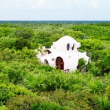 Um incrível hotel ecológico inspirado em Gaudi, entre praias de areia branca e bosques tropicais