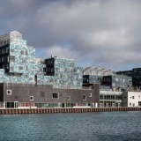 12.000 painéis solares rodeiam esta escola na Dinamarca e produzem 50% da sua energia