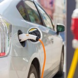Vendas de carros elétricos disparam 130% 