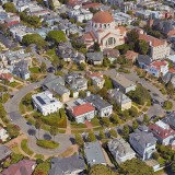 A história do casal que comprou uma rua rodeada de casas milionárias por 76.000 euros 