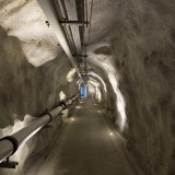 Este bunker suíço da Segunda Guerra Mundial... guarda um cofre gigante de bitcoins