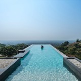 Casas de sonho: esta mansão tem uma incrível piscina de horizonte infinito... no telhado