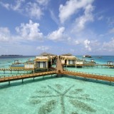 O hotel tem villas espalhadas pelo mar