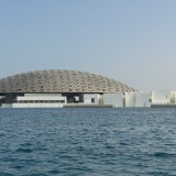 Entre a areia e o mar: o Louvre de Abu Dhabi já abriu portas