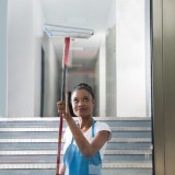 É preciso contratar uma pessoa para limpar as partes comuns do condomínio. E agora? 