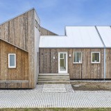 Trata-se de uma casa modular feita a partir de materiais reciclados