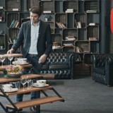 A revolução chegou aos móveis: uma mesa-estante ideal para casas pequenas