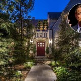 O exterior da casa iluminado