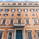 Está localizada na Piazza Di Campitelli, perto do Coliseu de Roma