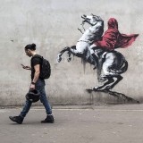 Arte urbana: Banksy invade as ruas de Paris com graffitis alusivos à crise dos refugiados 