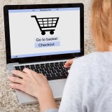 Um terço dos portugueses já fez compras online