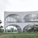 A universidade encontra-se nos subúrbios de Tóquio