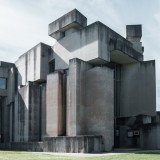 Saltam à vista os vários blocos de betão