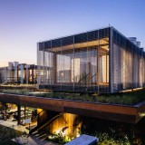 Uma casa (dentro de outra casa) idílica para os amantes da natureza e do design
