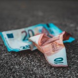 Portugueses passaram mais de 170 milhões de euros em cheques “careca” até julho