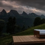 Um hotel onde não há telhado nem paredes