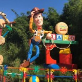 Agora o brinquedo és tu: assim é o parque de diversões Toy Story Land
