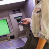 Afinal, paga-se (ou não) por levantar dinheiro no multibanco? BdP responde