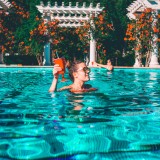 Vai um mergulho? Seis piscinas de famosos que gostarias que fossem tuas