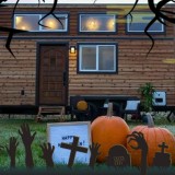 Estas minicasas estão decoradas a rigor para o Dia das Bruxas...