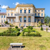 Há uma penthouse à venda nesta mansão