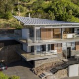 O telhado revestido com painéis solares