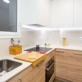 Tens uma cozinha pequena? Eis como fazê-la parecer muito maior