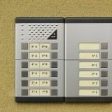 Os intercomunicadores do prédio avariaram? E agora, quem paga a reparação?