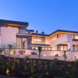 Uma mansão de luxo com surpresa lá dentro