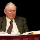 O segredo de Charlie Munger (multimilionário de 95 anos) para ter uma vida longa e feliz 