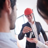 Vais comprar casa? Conselhos na hora de contratar uma agência imobiliária