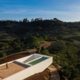 Nesta casa a piscina fica no telhado