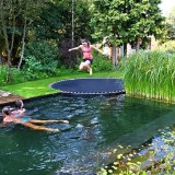 Um trampolim à beira da piscina