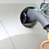 A tomada para carregar carros elétricos pode ser instalada no lugar de estacionamento?