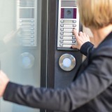 O intercomunicador do prédio avariou: quem é que tem de pagar a reparação?