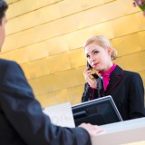 O serviço de portaria pode pedir identificação a quem entra ou sai de um prédio?