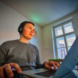 Mais jovens e mais escolarizados, estrangeiros estão a ajudar a crescer população ativa em Portugal