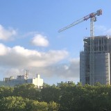 Donos de terrenos para construção de casas em zonas de pressão urbanística pagam mais IMI